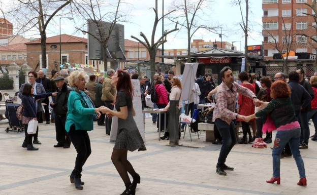 Dos parejas bailan en la Plaza del Carmen, en transcurso de la jornada socioparticipativa. /HENAR SASTRE