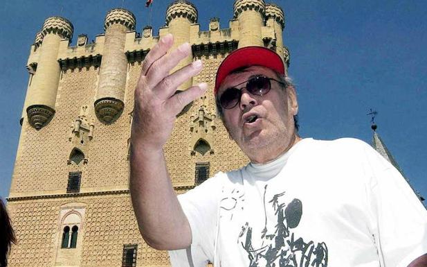 El director de cine de origen checo Milos Forman conversa frente al Alcázar de Segovia mientras recorre la ciudad en busca de exteriores para el rodaje de su filme 'Los fantasmas de Goya'. /Efe
