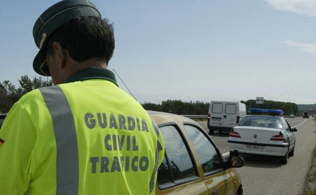 Un guardia civil de Tráfico sanciona a un conductor por una infracción. /Alejando Fariza