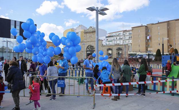 Los preparativos de la suelta de globos que organizó ayer la asociación Ariadna./Antoraz