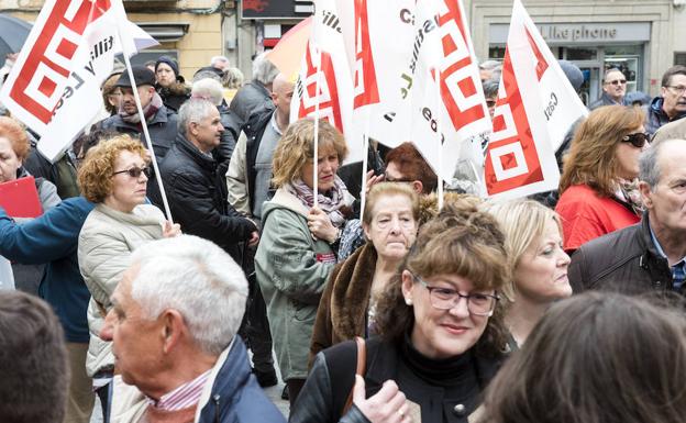 Grupos de asistentes a la concentración en la plaza de San Martín./Óscar Costa