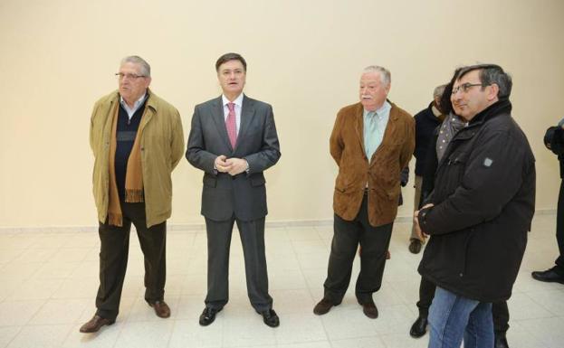 El fallecido Eugenio Payá (tercero por la izquierda), junto al presidente de la Diputación en la inauguración del centro cultural de San Isidro. /El Norte