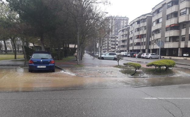 Fuga de agua en la calle Arado en Huerta del Rey. /Aguavall