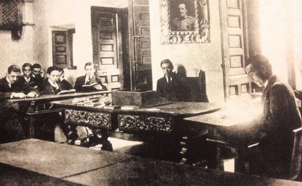 Lectores en la Biblioteca de la Casa de Cervantes, en 1918. /