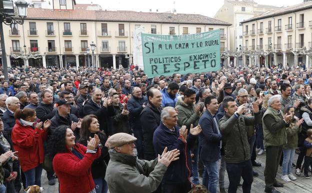 Los asistentes a la concentración aplauden las palabras del delegado provincial de la Federación de Caza. /Marta Moras