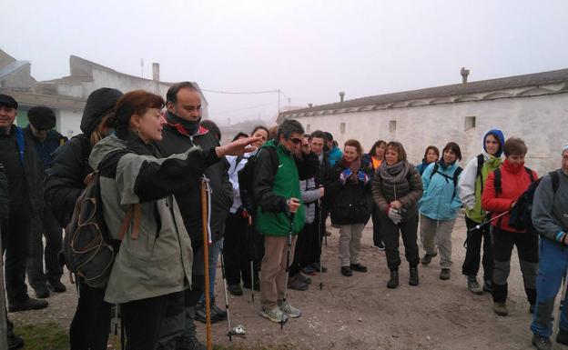 Los senderistas escuchan las explicaciones de la guía. /El Norte
