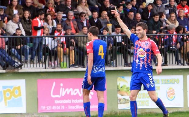 Manu levanta la mano para celebrar su gol al Navalcarnero./Antonio Tanarro