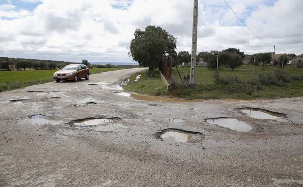 El estado del firme de la carretera de Matilla de los Caños que enlaza con el hospital. /LAYA
