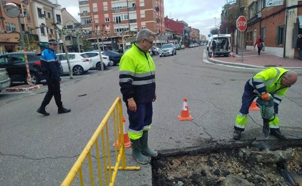 Los operarios municipales trabajan en la reparación de la avería./S. F.