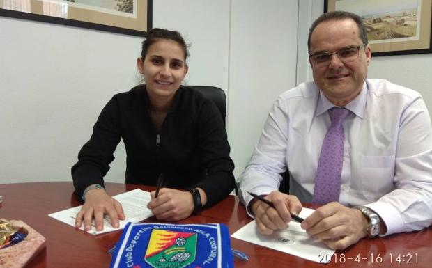 Lulu Guerra y Cayetano Cifuentes, presidente del club, en la firma del nuevo compromiso. /