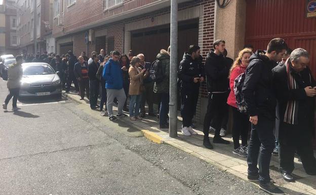 Cola de esta mañana en la sede de Unionistas para comprar las entradas para el derbi. /J. G.
