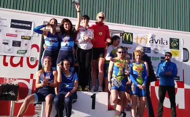 El Triatlón Salamanca, en lo alto del podio, y el Triatlón Charro, en el tercer puesto. /