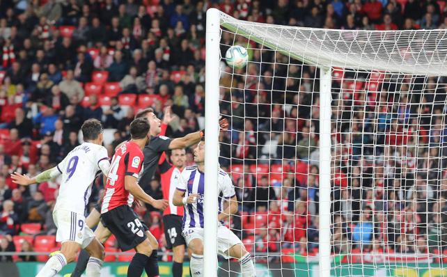 Unai Simón intenta evitar que el balón rebotado en Íñigo Martínez se cuele en su portería en la jugada del gol del empate pucelano./RAMÓN GÓMEZ