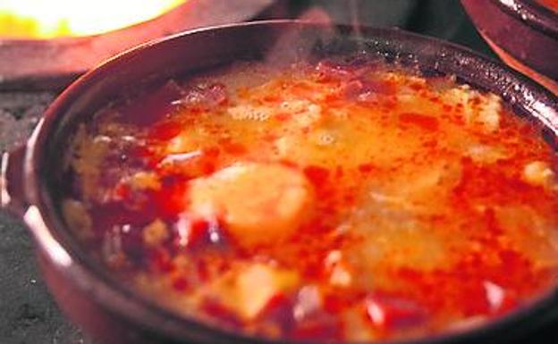 Sola castellana en cuenco de barro del restaurante Dólar, en La Granja (Segovia).