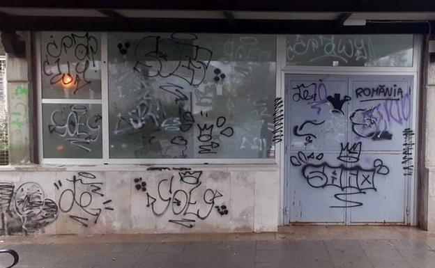 Los v�ndalos realizan pintadas en la estaci�n de autobuses de <h3 class='enlacePalabraNoticia'>Riaza</h3>