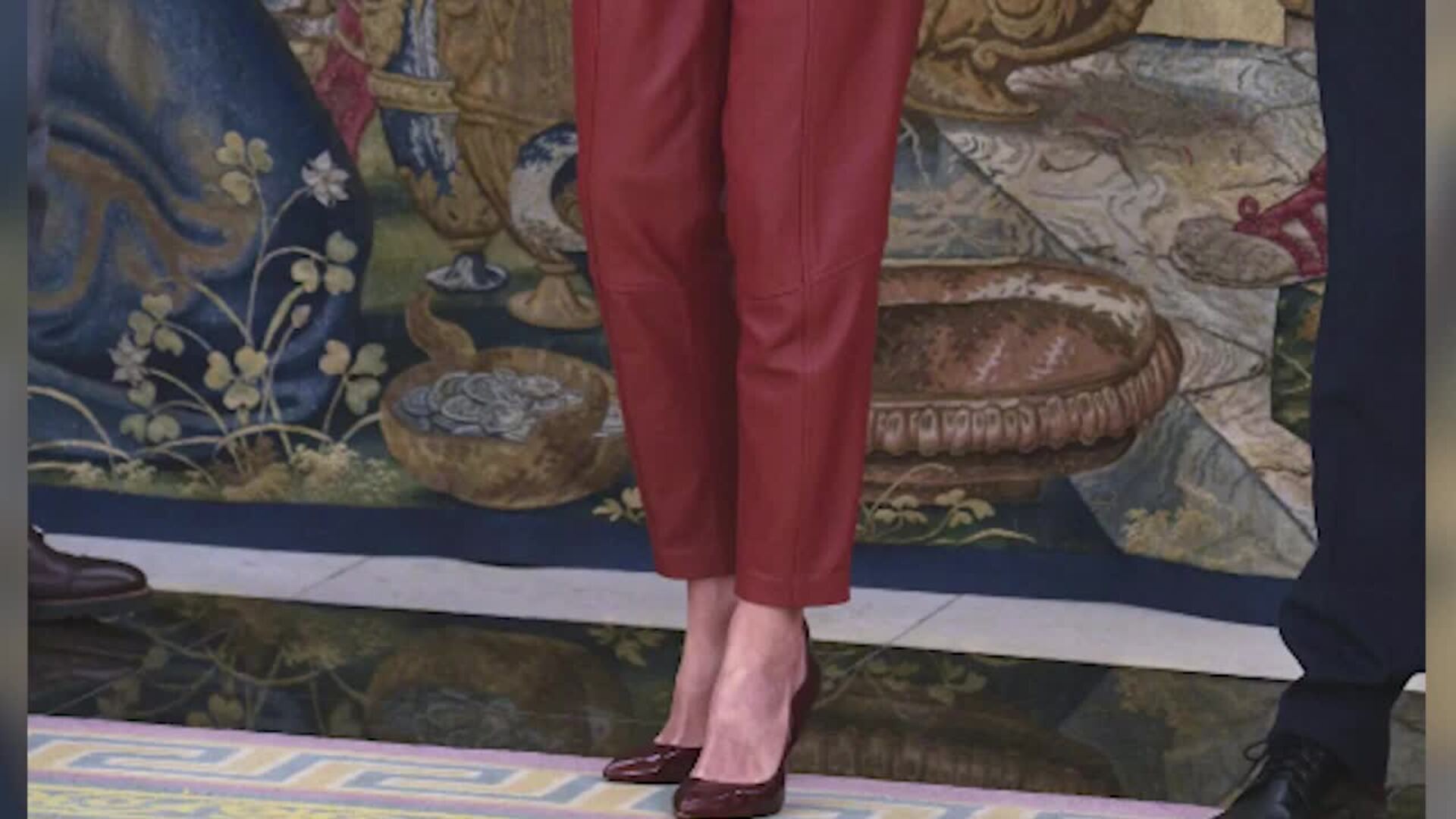 La Reina Letizia Todo Al Rojo En Zarzuela Con Sus Pantalones De Cuero