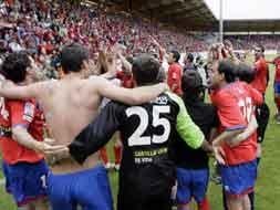 Los jugadores de Numancia celebran el ascenso a la Primera División de fútbol tras empatar con el Deportivo Alavés (0-0)./Julián García/