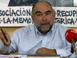El presidente de la Asociación para la Recuperación de la Memoria Histórica de Valladolid , Silvino Martín Sánchez, durante la rueda de prensa que ofreció hoy en Valladolid . EFE/Ricardo Suárez./