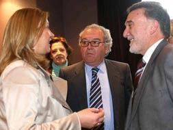 La consejera de Hacienda de la Junta, Pilar del Olmo, conversa con el ex ministro de Defensa y el delegado del Gobierno. / R. GÓMEZ/