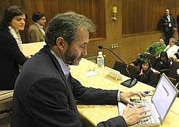 El periodista de El País Gumersindo Lafuente en la XX Jornada de Periodismo y Comunicación celebrada hoy en el Colegio Mayor Peñafiel. Foto G. Villamil / Vídeo Blanca Fernández/