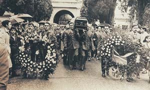 Entierro de un guardia civil en 1979, en el que los ultras increparon al gobernador civil Román Ledesma/