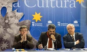 La Fundación Instituto Castellano y Leonés de la Lengua y Salamanca Ciudad de Cultura dan a conocer el ganador del IX Premio de la Crítica de Castilla y León. En la imagen, de izquierda a derecha, Antonio Sánchez Zamarreño, Carlos Aganzo, y Gonzalo Santonja. Ical/
