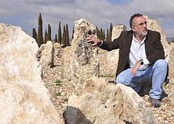 El arqueólogo Carlos Sanz Mínguez observa estelas funerarias en la necrópolis de Las Ruedas / Fran Jiménez/