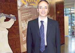 Urdaci posa en la Fundación Díaz Caneja, antes de su intervención en el coloquio / Merche de la Fuente/