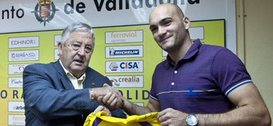 Ivan Nikcevic y Dionisio Miguel Recio se dan la mano durante la presentación del nuevo jugador del Cuatro Rayas / Miguel A. Santos/
