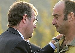 El consejero de Fomento y Medio Ambiente, Antonio Silván, da el pésame a un compañero del operario fallecido / ICAL/