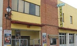 Exterior del cine Avenida de Pedrajas de San Esteban y de uno de sus propietarios con la anterior maquina de proyección / Cruz Catalina/