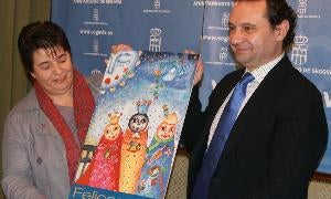 Clara Luquero y Pedro Arahuetes, con el cartel de la programación navideña. / El Norte/