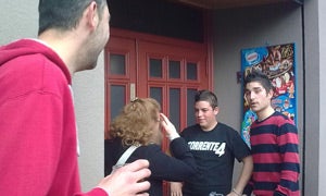 Dos de los hijos varones de Lola Fernandez y Angel Muñoz a la puerta de un bar de Pedrajas de San Esteban donde celebraron el Gordo de Navidad. / C. Catalina/