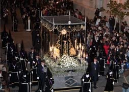 Procesión de la Soledad de la Virgen el Sábado Santo en la ciudad de Palencia. / Merche de la Fuente/