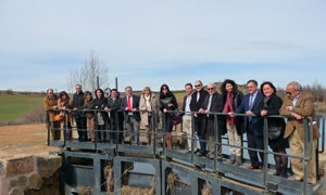Integrantes del Consorcio del Canal de Castilla, durante la visita a la esclusa de Melgar de Fernamental. / El Norte/