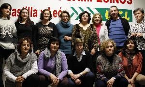 Jesús Manuel González Palacín, coordinador de UCCL Castilla y León, posa con la junta directiva de Ismur. / El Norte/