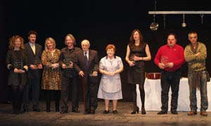 Los galardonados con los IX Premios Moretti de Teatro, de izquierda a derecha Ana Isabel Roncero, Jesús Angel Aparicio, María José Ortega, Juan Carlos Pinedo, Julian Ledo, Juana Arranz, Marta Ruiz de Viñaspre, el hijo de Juan Benito y Cándido de Castro. /C. CATALINA/