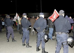 Cordón policial en Auvasa: Foto y vídeo./ R. Gómez/
