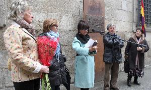 Representantes de la Corporación municipal segoviana leen el homenaje a la República este sábado ante la biblioteca. / Antonio de Torre/