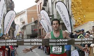 Antonio Núñez cruza la línea de meta en Baltanás. / Merche de la Fuente/