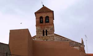 En primer término, la llamada Casa del Atrio. Al fondo, la iglesia de El Salvador/Javier Hernando/