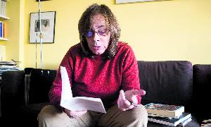 Cristina Peri Rossi lee un libro en su casa de Barcelona. / Salas/