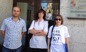 La alcaldesa de Vallelado, Rebeca Cobos, (en el centro), junto a los representantes del AMPA. / N. S./