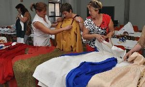 Conefcción de trajes para los actos renacentistas. / Fran Jiménez/