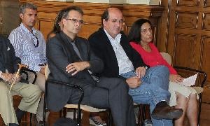 De izquierda a derecha en primera fila, Miguel Matellanes, de Algaida; J. Ramón González, profesor de Literatura de la UVA y la periodista María Aurora Viloria, que integraron el jurado junto al escritor Miguel Ángel Galguera y María Zaragoza, ganadora del Premio Ateneo 2011. / Henar Sastre/