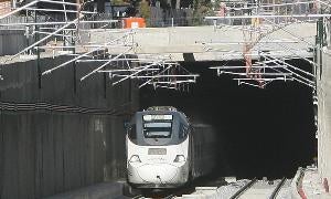 Un tren sale de los túneles del Pinar de Antequera. / R. GÓMEZ/