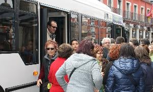 Miembros de la asociación vecinal suben a uno de los autobuses. EL NORTE/