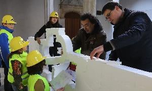 Niños y mayores ensamblan las piezas en el Museo Nacional de Escultura. / Henar Sastre/