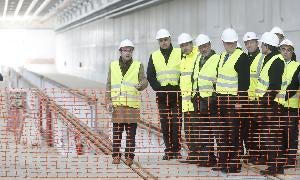 Un técnico explica las características del taller de reparaciones ferroviarias a los responsables políticos. / G. VILLAMIL/