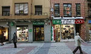 Comercios en la calle Mantería. / R. GÓMEZ/